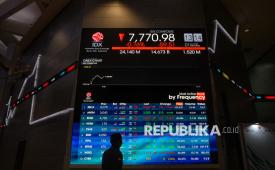 Karyawan mengamati layar digital yang menampilkan pergerakan Indeks Harga Saham Gabungan (IHSG) di Bursa Efek Indonesia (BEI), Jakarta, Senin (1/9/2025).