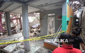 Warga mengamati rumah yang rusak terdampak ledakan misterius di Pondok Cabe Ilir, Pamulang, Tangerang Selatan, Banten, Jumat (12/9/2025).