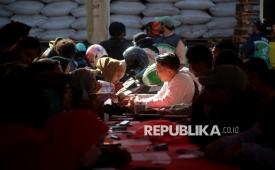 Pemudik mendaftarkan motornya saat program Mudik dan Balik Bareng Honda (MBBH) di Kelapa Gading, Jakarta, Kamis (12/3/2026). PT Astra Honda Motor (AHM) menggelar layanan MBBH 2026 dengan menyediakan 60 unit bus untuk 2.400 pemudik lebaran serta 32 truk untuk 1.200 unit sepeda motor dengan tujuan Semarang dan Yogyakarta. Program ini dirancang untuk memfasilitasi perjalanan mudik ke kampung halaman serta arus balik, demi mendukung keselamatan dan kenyamanan konsumen. 