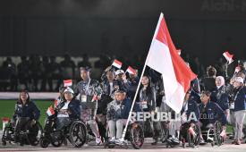 Atlet para-atletik Jaenal Aripin (ketiga kiri) membawa bendera Merah Putih saat defile kontingen Indonesia dalam upacara pembukaan Asian Para Games 2026 di Stadion Paloma Mizuho, Nagoya, Aichi, Jepang, Ahad (18/10/2026). Indonesia mengirimkan 103 atlet yang akan berlaga pada 12 cabang olahraga dengan target meraih tujuh medali emas, delapan perak, dan 17 perunggu dalam ajang olahraga multievent terbesar kelima bagi atlet penyandang disabilitas di Asia tersebut. 