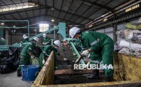 Pekerja memilah sampah di Tempat Pengolahan Sampah Terpadu (TPST) Utama Cimahi Selatan usai diresmikan di Kota Cimahi, Jawa Barat, Selasa (10/2/2026). Pemerintah Kota Cimahi meresmikan TPST Utama Cimahi Selatan yang mampu memilah dan mengolah 10 hingga 15 ton sampah per hari secara terpadu serta diolah menjadi bahan bakar alternatif refuse-derived fuel (RDF) untuk kebutuhan industri. 