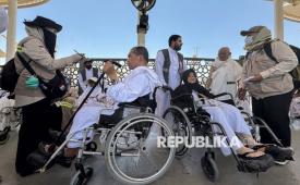 Petugas Penyelenggara Ibadah Haji mendata jamaah calon haji yang akan memakai jasa pendorong kursi roda di Masjidil Haram, Makkah, Arab Saudi, Ahad (3/5/2026). Kementerian Haji dan Umrah mengimbau jamaah untuk menggunakan jasa petugas pendorong kursi roda resmi demi keamanan serta kepastian harga dengan tarif yang telah ditetapkan sebesar 300 riyal Arab Saudi (SAR) untuk masa pra puncak haji dan 350 SAR pada pasca puncak haji. 