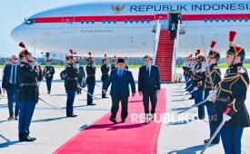 Presiden Prabowo tiba di Bandara Orly, Paris, Prancis, Selasa (26/5/2026). Presiden Prabowo melakukan kunjungan resmi kenegaraan untuk memperkuat kerja sama super strategis antara Indonesia dan Prancis. 