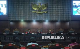 Ketua Mahkamah Konstitusi Suhartoyo bersama Hakim Anggota Daniel Yusmic dan Guntur Hamzah saat sidang perdana uji formil dan materil Undang-Undang Nomor 3 tentang Tentara Nasional Indonesia (UU TNI) Tahun 2025 di Mahkamah Konstitusi, Jakarta, Jumat (9/5/2025). 
