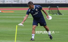 Pelatih Timnas Indonesia John Herdman saat sesi latihan di Stadion Madya, Kompleks Stadion Utama Gelora Bung Karno (SUGBK), Jakarta, Selasa (24/3/2026). Latihan tersebut digelar untuk mempersiapkan pertandingan dalam laga FIFA Series 2026 yang mempertemukan antara Timnas Indonesia, Bulgaria, Saint Kitts and Nevis dan Kepulauan Solomon. Latihan tersebut diikuti oleh 15 pemain dengan komposisi 10 pemain lokal dan lima pemain abroad diantaranya Elkan Baggott, Ole Romeny, Sandy Walsh, Ramadhan Sananta dan Maarten Paes.