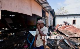 Warga berada di depan rumahnya yang rusak berat akibat gempa berkekuatan magnitudo 7,7 di Mbay, Nagekeo, Provinsi Nusa Tenggara Timur, Sabtu (15/8/2026). Gempa berkekuatan magnitudo 7,7 tersebut terjadi di lepas pantai Provinsi Nusa Tenggara Timur.