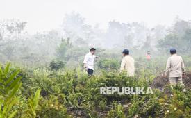 Presiden Prabowo Subianto (tengah) bersama Mensesneg Prasetyo Hadi (kanan) dan Sekretaris Kabinet Teddy Indra Wijaya (kiri) meninjau lokasi kebakaran hutan dan lahan (karhutla) di Kawasan Kubu Raya, Pontianak, Kalimantan Barat, Sabtu (22/8/2026). Presiden Prabowo Subianto meninjau langsung penanganan karhutla yang terjadi di sejumlah wilayah di Kalimantan untuk memastikan penanganan karhutla berjalan secara optimal dan cepat. 