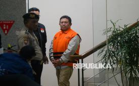Bupati Lombok Barat Lalu Ahmad Zaini mengenakan rompi tahanan usai menjalani pemeriksaan di Gedung Merah Putih KPK, Jakarta, Selasa (21/7/2026). KPK menetapkan Bupati Lombok Barat Lalu Ahmad Zaini sebagai tersangka pada kasus dugaan tindak pidana korupsi berupa benturan kepentingan dalam pengadaan barang dan jasa, suap terkait pengadaan barang dan jasa serta penerimaan lainnya atau gratifikasi di lingkungan Pemerintah Kabupaten (Pemkab) Lombok Barat, Provinsi Nusa Tenggara Barat. Dalam peristiwa tertangkap tangan ini, tim KPK juga turut mengamankan barang bukti senilai kurang lebih total Rp 9,06 miliar.