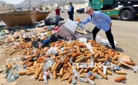 Petugas menunjukkan air zamzam berbagai kemasan yang dibuang karena tak lolos pemeriksaan di gudang Air Gate Kargo, Makkah, Arab Saudi, Senin (16/6/2025). Air zamzam dalam berbagai kemasan dilarang untuk dibawa oleh pihak maskapai di koper bagasi. Jamaah haji Indonesia banyak coba mengakali dengan melakban dan memasukkan air zamzam ke dalam koper besar, tapi tetap terdeteksi di X Ray.