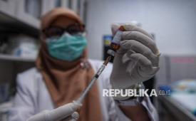 Dokter menyiapkan vaksin campak sebelum di suntikan kepada seorang anak di Rumah Vaksinasi Pusat, Jakarta, Kamis (12/3/2026). Ikatan Dokter Anak Indonesia (IDAI) bekerja sama dengan Rumah Vaksinasi Pusat menyelenggarakan vaksinasi massal campak gratis bagi anak usia 9 hingga 59 bulan sebagai wujud kepedulian terhadap kesehatan anak Indonesia. Dalam beberapa waktu terakhir, kasus campak pada anak menunjukkan peningkatan yang perlu menjadi perhatian bersama, terlebih menjelang libur panjang Hari Raya Idulfitri yang biasanya diiringi dengan tingginya mobilitas masyarakat. Menyikapi hal tersebut, Pengurus Pusat Ikatan Dokter Anak Indonesia (IDAI) mengimbau para orang tua untuk segera melengkapi imunisasi campak (MR) pada anak yang masih sehat sebagai langkah perlindungan optimal.