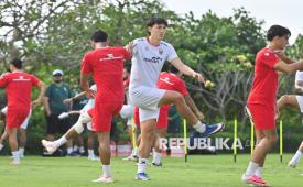 Pesepak bola Timnas Indonesia Mitchell Baker (tengah) mengikuti sesi latihan di Training Center Bali United, Pantai Purnama, Gianyar, Bali, Sabtu (18/7/2026). Mitchell Baker menjalani proses adaptasi bersama rekan-rekan setim dalam sesi latihan yang berfokus pada pemantapan taktik.