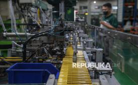 Karyawan beraktivitas di fasilitas produksi spidol/marker Faber-Castelldi Kawasan Industri MM2100, Cibitung, Jawa Barat, Senin (20/4/2026).