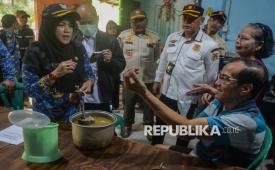 Petugas Suku Dinas Ketahanan Pangan, Kelautan dan Pertanian Jakarta Barat bersama Satpol PP melakukan sosialisasi kepada pemilik rumah makan yang menyediakan masakan daging anjing saat razia di salah satu rumah makan di Cengkareng, Jakarta, Rabu (17/6/2026). Razia tersebut untuk mencegah peredaran penjualan daging anjing sesuai Peraturan Gubernur (Pergub) DKI Jakarta Nomor 36 Tahun 2025 tentang larangan jual-beli dan konsumsi daging hewan penular rabies.