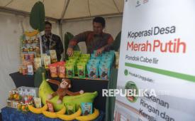 Penjaga menata produk dari koperasi saat puncak peringatan Hari Koperasi Nasional ke-79 di Indonesia Arena, Gelora Bung Karno, Jakarta, Ahad (12/7/2026). 