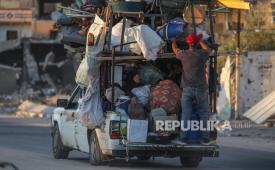 Pengungsi Palestina pergi dengan membawa barang-barang mereka menyusul perintah evakuasi yang dikeluarkan oleh tentara Israel, di Rafah, Jalur Gaza selatan, Rabu (7/5/2024).