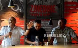(dari kiri) Calon Exco PSSI Djamal Aziz, Tigor Shalomboboy dan Paulus Kia Botoor menjadi pembicara dalam acara bertajuk Kaukus Sepak Bola Nasional Nayalakan Nyali Membangun PSSI di Jakarta, Senin (13/2/2023). Acara yang diadakan oleh PSSI pers tersebut salah satunya bertujuan untuk mengetahui visi misi calon ketua umum PSSI periode 2023-2027.