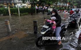 Pengendara menerobos genangan air di Jalan Kemang Raya, Jakarta Selatan, Selasa (5/11/2024). 