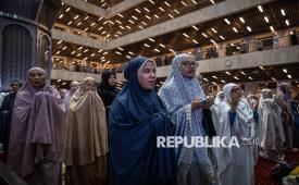 Umat Islam berdoa saat peringatan Isra Miraj Nabi Muhammad SAW Tingkat Kenegaraan di Masjid Istiqlal, Jakarta, Kamis (15/1/2026). Peringatan tersebut mengangkat tema Pesan Ekoteologi dalam Peristiwa Isra Miraj yang menekankan pentingnya nilai-nilai spiritual Isra Miraj dalam membangun kesadaran dan tanggung jawab manusia terhadap pelestarian lingkungan hidup sebagai bagian dari amanah keimanan. 