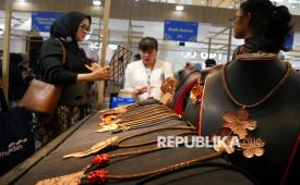 Sejumlah produk kreatif ungulan UMKM lokal  dipamerkan di Cihampelas Walk (Ciwalk), Kota Bandung, Kamis (14/8/2025).