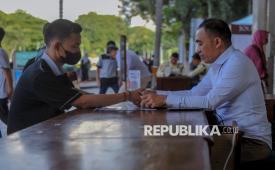 Warga membayar zakat fitrah di Unit Pelayanan Zakat (UPZ) Masjid istiqlal, Jakarta. Ilustrasi zakat.