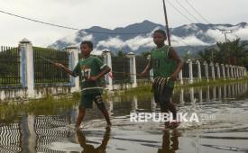 Seorang anak melintas di sekitar pinggiran Danau Sentani di Kalkhote, Asei Besar, Sentani Timur, Kabupaten Jayapura, Papua, Jumat (27/3/2026). Curah hujan yang cukup tinggi dalam beberapa hari terakhir di Jayapura membuat air Danau Sentani meluap sehingga sejumlah sarana dan prasarana di sekitar danau tergenang hingga 60 cm. 