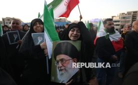 Warga Iran berkumpul di Lapangan Enqelab, Teheran, Iran, Ahad (1/3/2026), untuk mengekspresikan duka cita atas gugurnya Pemimpin Tertinggi Iran Ayatollah Ali Khamenei.