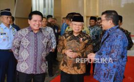 Wakil Presiden Maruf Amin (tengah) bersama Ketua Umum Asbisindo Hery Gunardi (kiri) dan Komisaris Utama BSI Muliaman Hadad menghadiri acara Silaturahmi Asbisindo di Jakarta, Senin (13/5/2024). 
