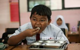 Pelajar menyantap hidangan makan bergizi gratis (MBG) di SD Negeri Pejaten Barat 01, Jakarta. Menteri Keuangan Purbaya Yudhi Sadewa mengerahkan jajaran Direktorat Jenderal Perbendaharaan (DJPb) di seluruh Indonesia untuk memantau pelaksanaan program Makan Bergizi Gratis (MBG). Pengawasan dilakukan hingga ke Satuan Pelayanan Pemenuhan Gizi (SPPG) untuk memastikan pelaksanaan program berjalan sesuai ketentuan.