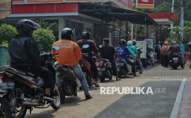 Kendaraan mengantre saat akan mengisi bahan bakar minyak (BBM) di salah satu SPBU di Jakarta, Rabu (10/6/2026). Pertamina Patra Niaga melakukan penyesuaian harga jual BBM nonsubsidi jenis Pertamax (RON 92) dari Rp12.300 per liter naik menjadi Rp16.250 per liter dan Pertamax Green 95 (RON 95) dari Rp12.900 per liter naik menjadi Rp17.000 per liter yang berlaku per 10 Juni.