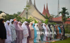 Sejumlah warga mengikuti sholat minta hujan (Istisqa) di lapangan Makodim 0306/50 Kota di Tanjung Pati, Limapuluh Kota, Sumatera Barat, Jumat (25/7/2025). Kodim 0306/50 Kota menggelar shalat Istisqa bersama masyarakat sekitar untuk memohon diturunkan hujan karena kemarau panjang dan kekeringan melanda daerah tersebut sekaligus meminta hujan agar dapat mengatasi karhutla yang masih belum padam. 