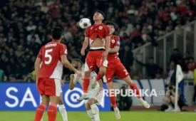 Pemain timnas Indonesia Marselino Ferdinan berebut bola dengan pemain Bahrain pada pertandingan kualifikasi Piala Dunia 2026 (ilustrasi). Nama Marselino masuk ke dalam skuad sementara timnas Indonesia untuk FIFA Matchday Juni.