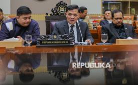 Ketua Komisi III DPR Habiburokhman (tengah) bersama Anggota Komisi III Rikwanto (kanan) dan Anggota Komisi VI Kawendra Lukistian (kiri) mengikuti Rapat Dengar Pendapat Umum (RDPU) terkait kasus videografer Amsal Christy Sitepu yang dituduh melakukan korupsi anggaran proyek video profil desa di Kompleks Parlemen, Senayan, Jakarta, Senin (30/3/2026). Komisi III DPR menyatakan secara substantif kerja kreatif videografer tidak memiliki harga tertentu sehingga tidak bisa dikatakan terjadi penggelembungan atau mark up dari harga baku serta menyerukan agar Majelis Hakim mempertimbangkan putusan bebas atau setidaknya ringan berdasarkan fakta persidangan.