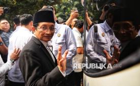 Meteri Agama Nasaruddin Umar memberikan sebelum keberangkatan ke Tanah Suci di Kantor Kemenag, Jakarta, Kamis (29/5/2025). Menteri Agama Nasaruddin Umar yang juga Ketua Amirul Hajj mengumumkan delegasi Amirul Hajj pada penyelenggaraan ibadah haji 1446 H /2025 M dan mulai bertugas memimpin misi haji Indonesia di Arab Saudi selama 20 hari mulai dari 29 Mei hingga 17 Juni 2025. Pembentukan dan pemberangkatan Amirul Hajj ini bertujuan membantu memberikan masukan dalam mengelola dan menata manajemen penyelenggaraan ibadah haji, utamanya hal-hal yang berkaitan dengan tugas dan fungsi. Amirul Hajj diharapkan dapat menyapa, menggali masukan dan berkomunikasi langsung dengan jamaah selama di Arab Saudi.