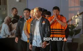 Para tersangka kasus dugaan korupsi dana siap pakai di Badan Nasional Penanggulangan Bencana (BNPB) mengenakan rompi tahanan usai diperiksa di Gedung Merah Putih KPK, Jakarta, Rabu (14/10/2026). Dalam operasi tangkap tangan (OTT) di lingkungan BNPB terkait kasus dugaan dana siap pakai BNPB,  KPK menetapkan lima tersangka diantara PPK BNPB Sigit, Richard BNPB, adik kepala BNPB Bima, Gerry dan Syifa dari pihak swasta. KPK juga berhasil mengamankan sejumlah barang bukti yakni logam mulia emas serta uang tunai senilai Rp1,4 miliar.