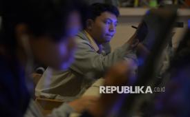 Aktivitas belajar di Jurusan Animasi di SMK Raden Umar Said (RUS), Kudus, Jawa Tengah, Rabu (19/11/2025). Sekolah kejuruan unggulan ini berfokus pada bidang kreatif digital dan melahirkan lulusan yang siap bekerja sesuai kebutuhan industri. Dengan menerapkan pembelajaran berbasis industri melalui studio animasi sendiri serta melibatkan siswa dalam pengerjaan proyek profesional bagi klien nasional maupun internasional, sekolah ini menghasilkan siswa yang siap kerja dan karya berkualitas tinggi.