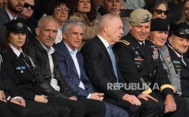  David Barnea Direktur Mossad (tengah) Ronen Bar direktur Shin Bet (kiri) menteri pertahanan Yoav Galant (2tengah) jenderal militer AS Michael Kurilla (kanan) selama pergantian upacara penjaga kehormatan Komando di markas besar Kementerian Pertahanan di pangkalan Kriya di Tel Aviv, Israel , 16 Januari 2023 . Herzi Halevi telah dipromosikan dari pangkat Mayor Jenderal menjadi salah satu Letnan Jenderal dan dilantik dalam upacara meriah di hadapan Perdana Menteri Benjamin Netanyahu. Halevi menggantikan mantan Letnan Jenderal Aviv Kochavi yang pensiun setelah empat tahun sebagai kepala Pasukan Pertahanan Israel (IDF) dan 40 tahun sebagai tentara.