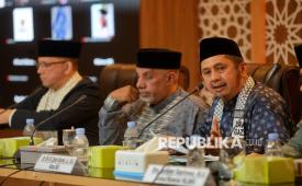 Anggota Forum Komunikasi Ormas Islam Nasional, Zaitun Rasmin (kanan), mendesak pemerintah menjamin pendidikan mahasiswi RI di Azerbaijan.