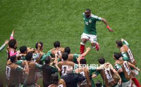 Pesepak bola Tim Nasional Meksiko Julian Quinones (atas) berselebrasi usai membobol gawang Tim Nasional Afrika Selatan dalam laga pembuka Grup A Piala Dunia 2026 di Stadion Azteca, Mexico City, Meksiko, Kamis (11/6/2026). 