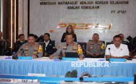 Kapolda Metro Jaya Irjen Pol Asep Edi Suheri (tengah) didampingi Direktur Reskrimum  Kombes Pol Iman Imanuddin (kanan) dan Kabid Humas Kombes Pol Budi Hermanto (kiri)  menyampaikan keterangan terkait kasus ledakan SMAN 72 di Polda Metro Jaya, Jakarta, Selasa (11/11/2025). Hasil penyelidikan sementara terduga pelaku berinisial ABH yang terlibat dalam ledakan tersebut diketahui merupakan seorang siswa SMA aktif yang bertindak secara mandiri dan tidak terhubung dengan jaringan teror tertentu.
