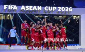 Pemain Timnas Indonesia mengangkat piala juara FIFA ASEAN Cup 2026 di Stadion Utama Gelora Bung Karno (SUGBK), Senayan, Jakarta, Senin (5/10/2026). Indonesia juara setelah mengalahkan Thailand lewat adu penalti dengan skor 4-2.