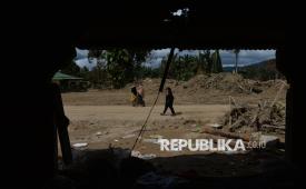 Kondisi kerusakan di Desa Garoga yang luluh lantak akibat diterjang banjir bandang dan tanah longsor di Tapanuli Selatan, Sabtu (6/12/2025). Desa Garoga, Kecamatan Batang Toru, menjadi salah satu daerah paling parah terdampak bencana banjir dan longsor yang melanda Kabupaten Tapanuli Selatan, Sumatera Utara. Desa itu luluh lantak dan hanya menyisakan hamparan tanah lumpur setelah diterjang banjir bandang dan longsor.