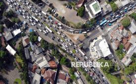Foto udara sejumlah kendaraan memadati jalur wisata Puncak, Bogor saat diberlakukan sistem satu arah (one way) di Simpang Gadog, Kabupaten Bogor, Jawa Barat, Jumat (5/9/2025). Sat Lantas Polres Bogor mencatat sebanyak 5.200  unit kendaraan memasuki jalur wisata Puncak, Bogor dari pukul 05.00 WIB - 08.00 WIB berkenaan dengan masa libur panjang Maulid Nabi Muhammad SAW serta libur akhir pekan, Kepolisian  memberlakukan sistem ganjil genap kendaraan dan sistem satu arah untuk mengurai kepadatan.  