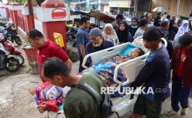 Petugas dan kerabat mengevakuasi pasien saat kebakaran gedung Rumah Sakit Umum Daerah (RSUD) Syekh Yusuf Gowa di Kabupaten Gowa, Sulawesi Selatan, Jumat (29/5/2026). Kebakaran yang menghanguskan gedung Radiologi dan Instalasi Pemeliharaan Sarana Rumah Sakit RSUD tersebut menyebabkan puluhan pasien yang dirawat di sekitar gedung dievakuasi ke tempat aman sementara pihak manajemen rumah sakit memastikan pelayanan terhadap pasien tetap terpenuhi. 