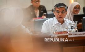 Menteri Ketenagakerjaan (Menaker) Yassierli mengikuti rapat kerja bersama Komisi IX DPR di Kompleks Parlemen, Senayan, Jakarta, Kamis (9/4/2026).