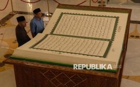 Tamu didampingi petugas mengamati mushaf kitab suci Alquran berukuran jumbo 3 X 2 meter di Masjid Raya Sheikh Zayed, Solo, Jawa Tengah, Sabtu (28/2/2026). 