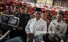 Menteri Pertanian Amran Sulaiman (tengah) didampingi Irjen Kementan Irham Waroihan (kanan), Kepala Balai Karantina Hewan, Ikan, dan Tumbuhan Jawa Tengah Willy Indra Yunan (ketiga kiri), Dirtipideksus Bareskrim Polri Brigjen Pol Ade Safri Simanjuntak (kiri) menyampaikan keterangan pers terkait pengungkapan dugaan penyelundupan bawang bombai di Kompleks Pergudangan Bandarharjo, Semarang, Jawa Tengah, Sabtu (10/1/2026). Kementerian Pertanian bersama Mabes Polri mengamankan 6.172 karung bawang bombai ilegal dengan total berat mencapai 133,5 ton yang diduga merupakan hasil tindak pidana penyelundupan komoditas pertanian. 
