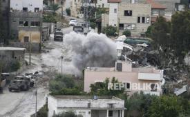 Asap mengepul menyusul ledakan selama serangan militer Israel di kota Deir al-Ghusun, dekat kota Tulkarem, Tepi Barat, Sabtu, 4 Mei 2024. Komandan pasukan elite Israel tewas dalam serangan itu.