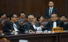 Kuasa hukum pemohon Refly Harun, Bambang Widjojanto dan Denny Indrayana mengikuti sidang pengucapan putusan di Gedung Mahkamah Konstitusi, Jakarta, Selasa (6/10/2026). Mahkamah Konstitusi (MK) menyatakan permohonan dalam Perkara Nomor 01/PHPU.PRES-XXIV/2026 mengenai sengketa syarat pendidikan Wakil Presiden Gibran Rakabuming Raka tidak dapat diterima.