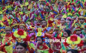 Penari menampilkan tarian ondel-ondel di Taman Mini Indonesia Indah (TMII), Jakarta, Sabtu (16/5/2026). TMII menggelar pertunjukan kolosal tari ondel-ondel yang melibatkan 1.500 penari sebagai upaya melestarikan dan mengenalkan kesenian tari tradisional Betawi. 