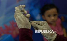 Tenaga kesehatan menyuntikan vaksin imunisasi kepada anak di RPTRA Flamboyan, Kelurahan Menteng Dalam, Jakarta Selatan, Rabu, (4/6/2025). Puskesmas Kecamatan Tebet menggelar Gebyar Imunisasi  sebagai upaya meningkatkan cakupan imunisasi dasar lengkap serta mencegah penyakit yang dapat dicegah dengan imunisasi (PD3I) pada anak-anak usia dini. Vaksin imunisasi yang diberikan dalam kegiatan ini diantaranya Bacile Calmerte Guerin (BCG), Difteri Pertusis dan Detanus (DPT), Campak, Pneumococcal Conjugate Vaccine 3 (PCV3) dan sebagainya.